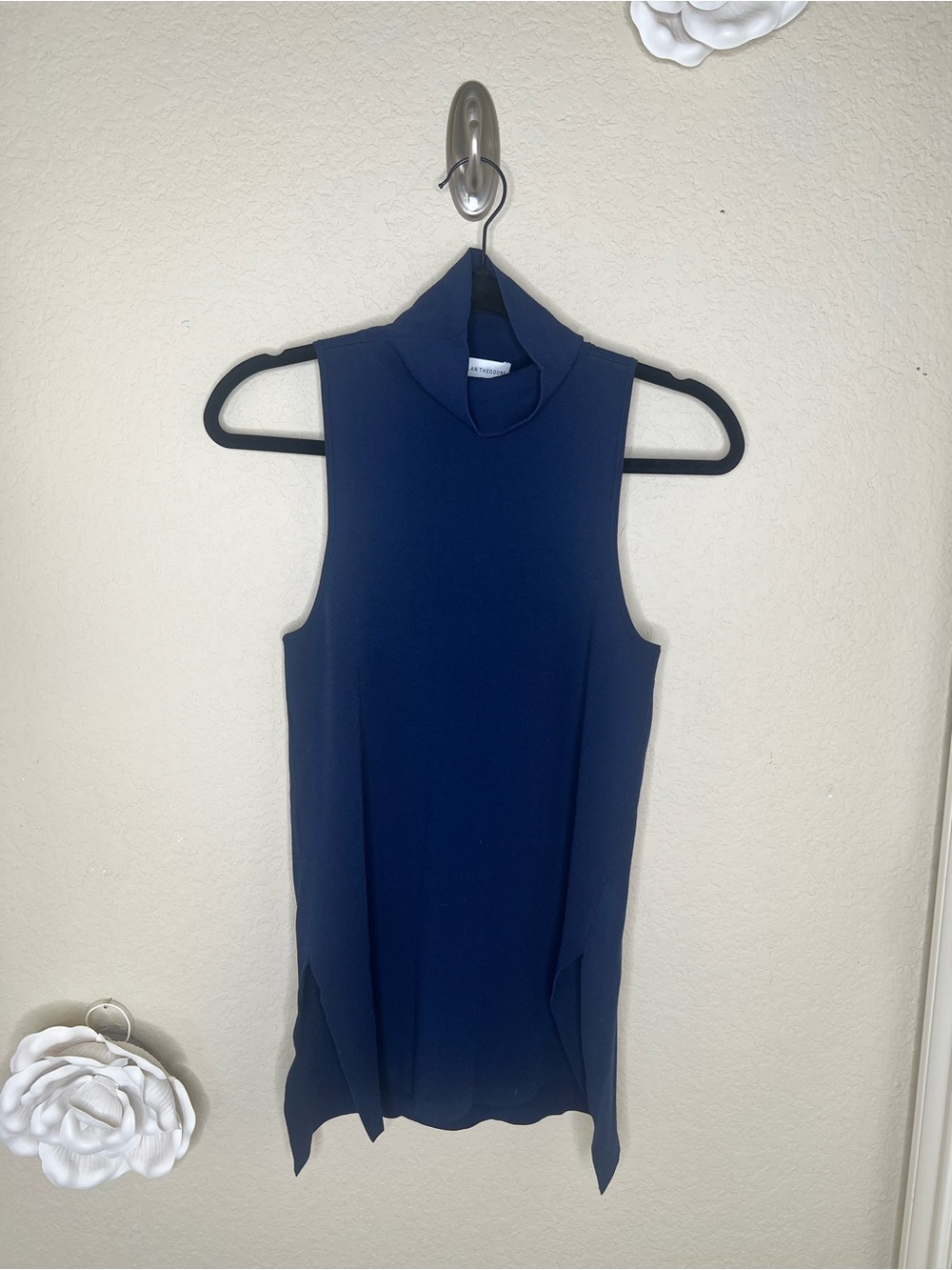 NTM: Scanlan Theodore Navy Mock Neck Sleeveless Top – Size M